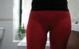 Мазохистка в красных штанишках крутит задницей