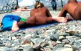 Нудистка на пляже откровенно становится раком