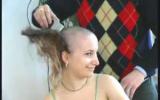 Ненормальная девушка оголяет свою голову от длинных волос